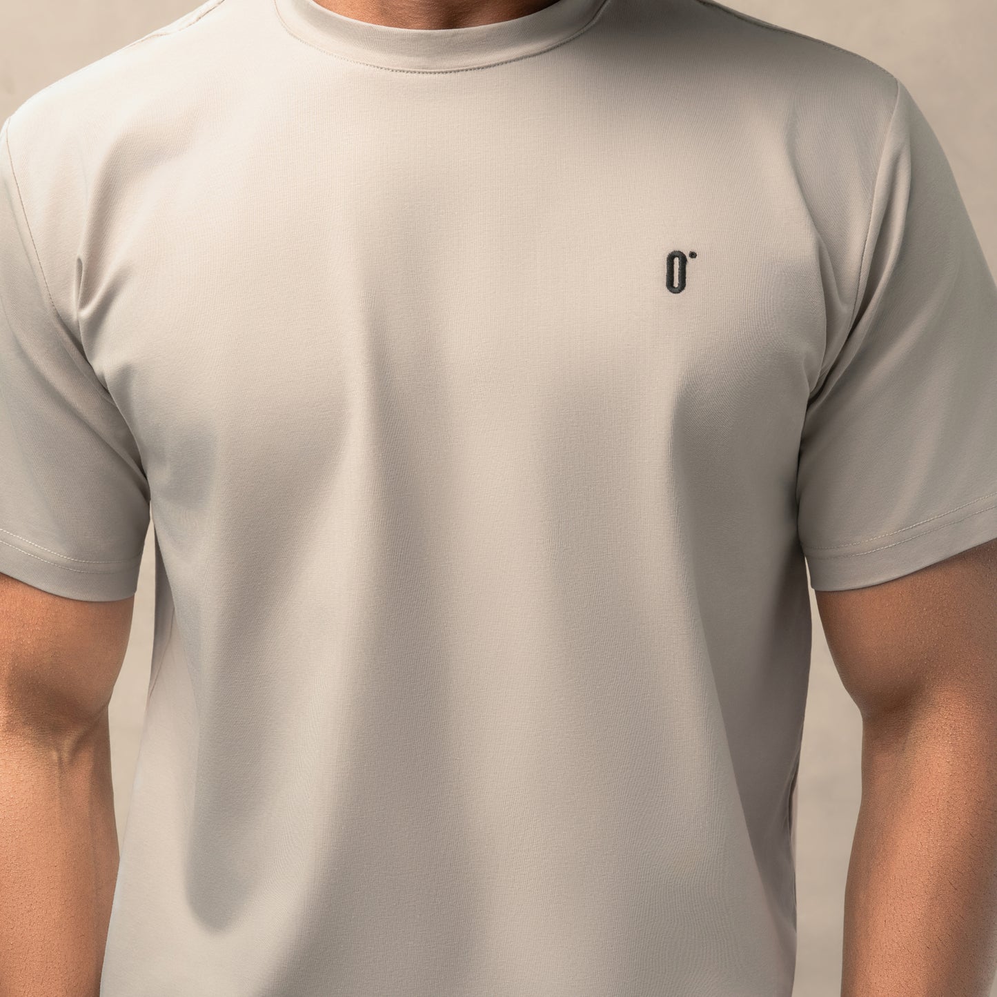 تي شيرت OPT الكلاسيكي باللون بيج