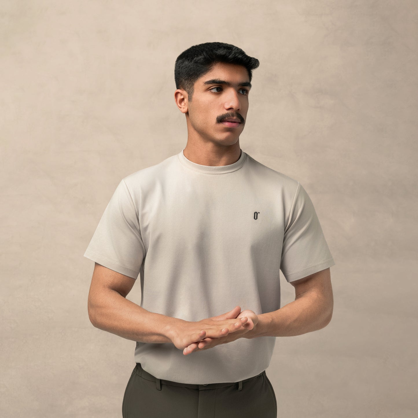 تي شيرت OPT الكلاسيكي باللون بيج