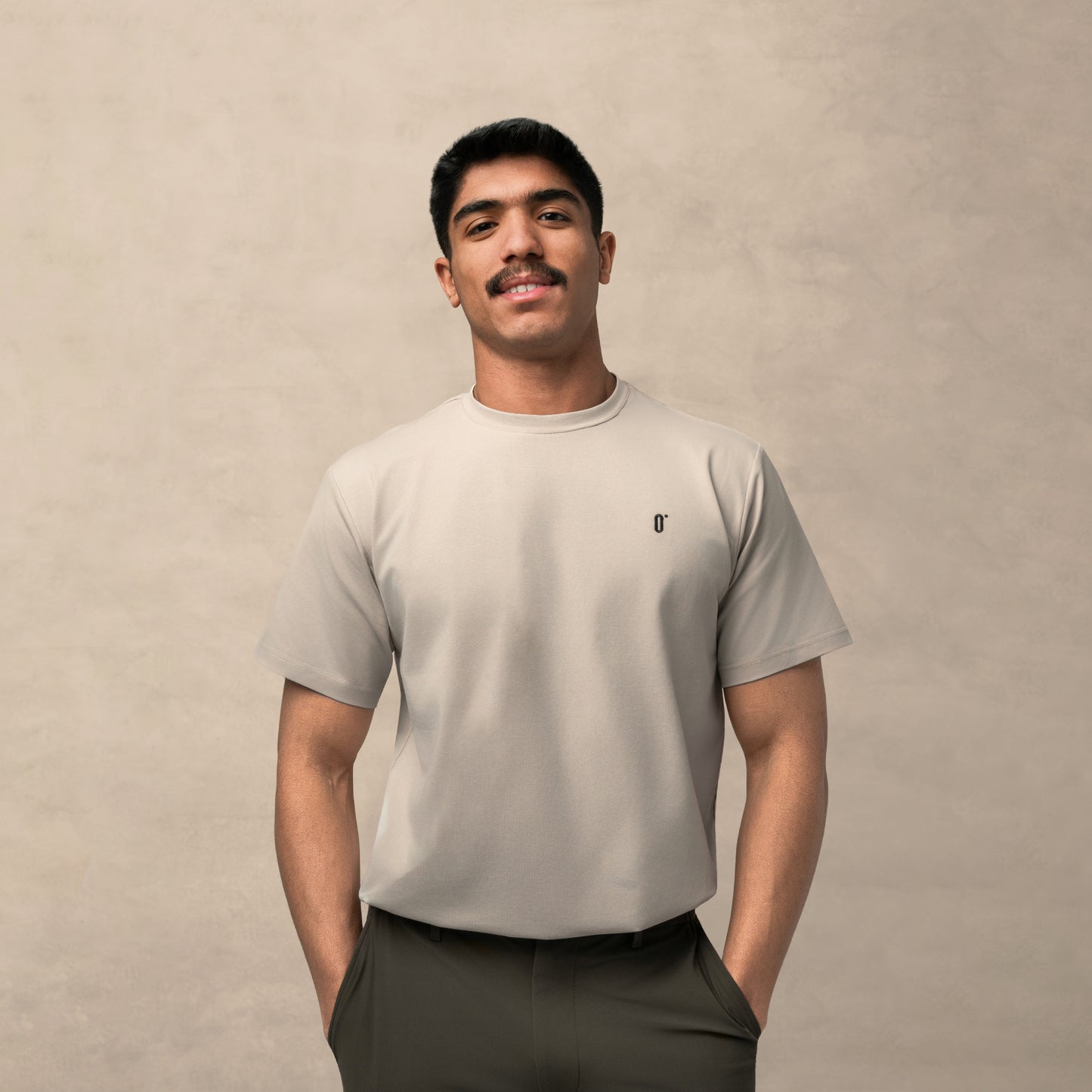 تي شيرت OPT الكلاسيكي باللون بيج