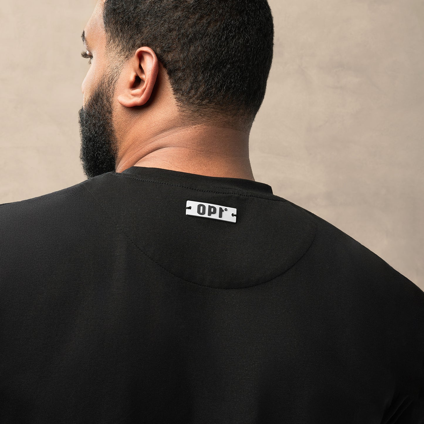 تي شيرت OPT الكلاسيكي باللون الأسود